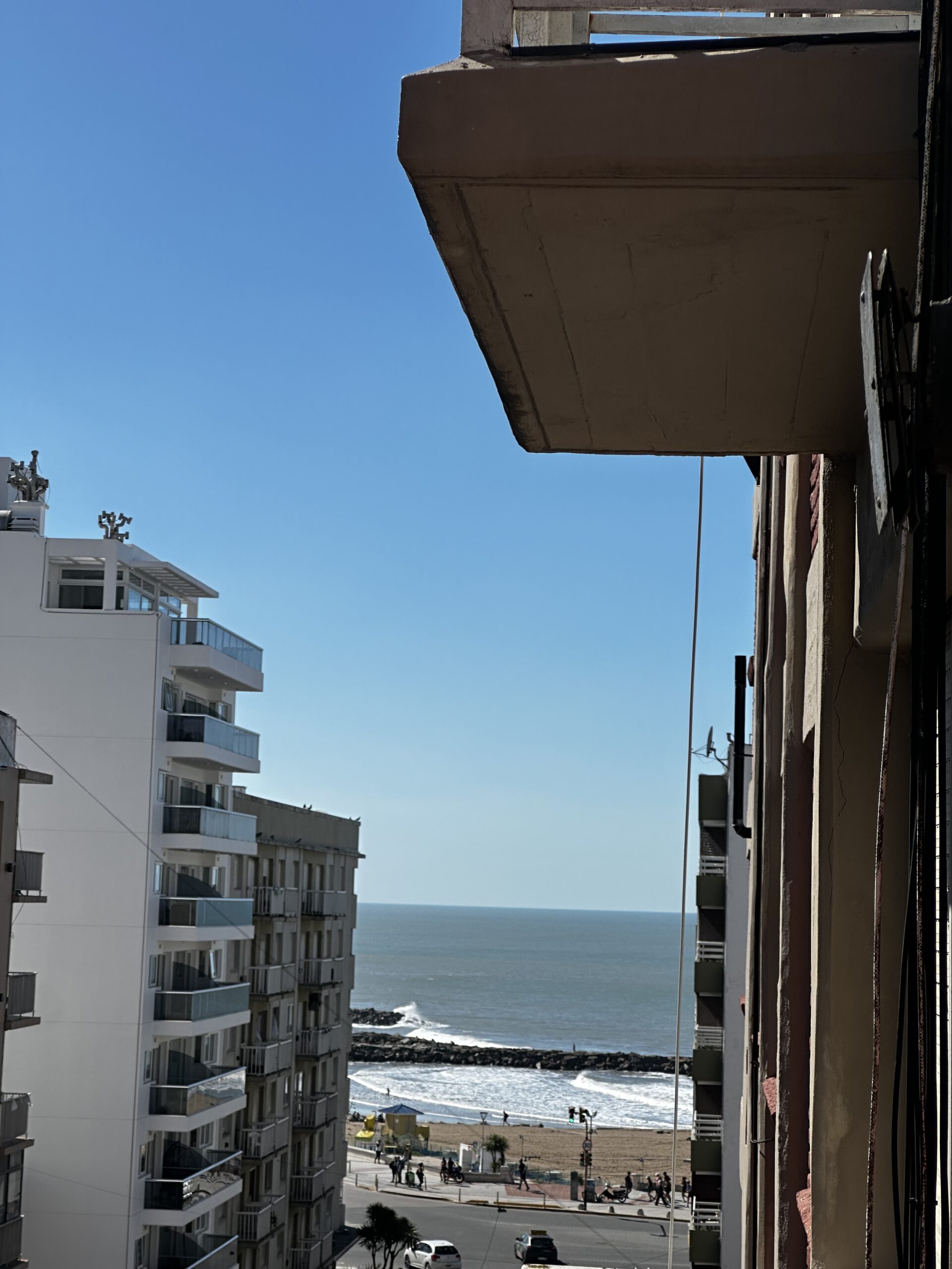 Departamento luminoso con vista lateral al mar