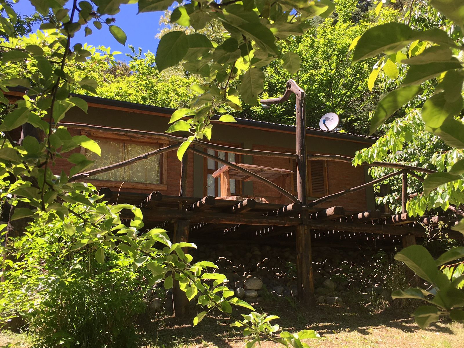 Hospedaje para familias. ubicada en la ladera del cerro Piltriquitron. A 2000 mts del centro de El Bolson
