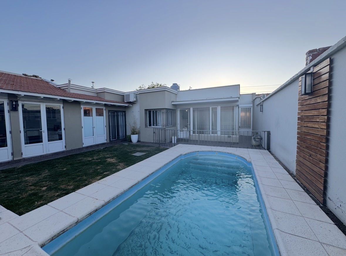 Hermosa casa ubicada en Vistalba, Luján de Cuyo, una de las zonas más seguras y buscadas de Mendoza, rodeada de viñedos.