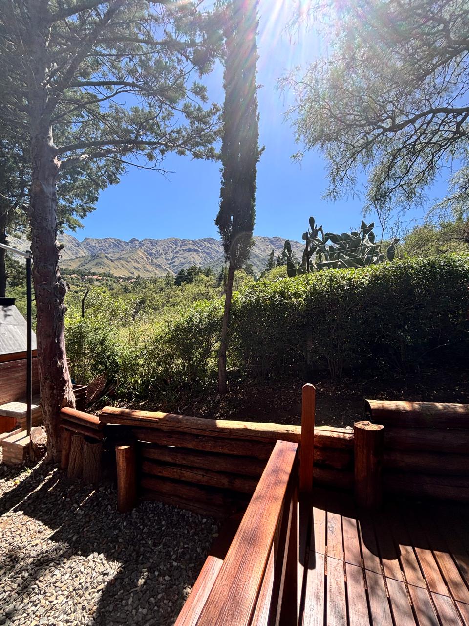 Cabaña alpina con vista a las sierras